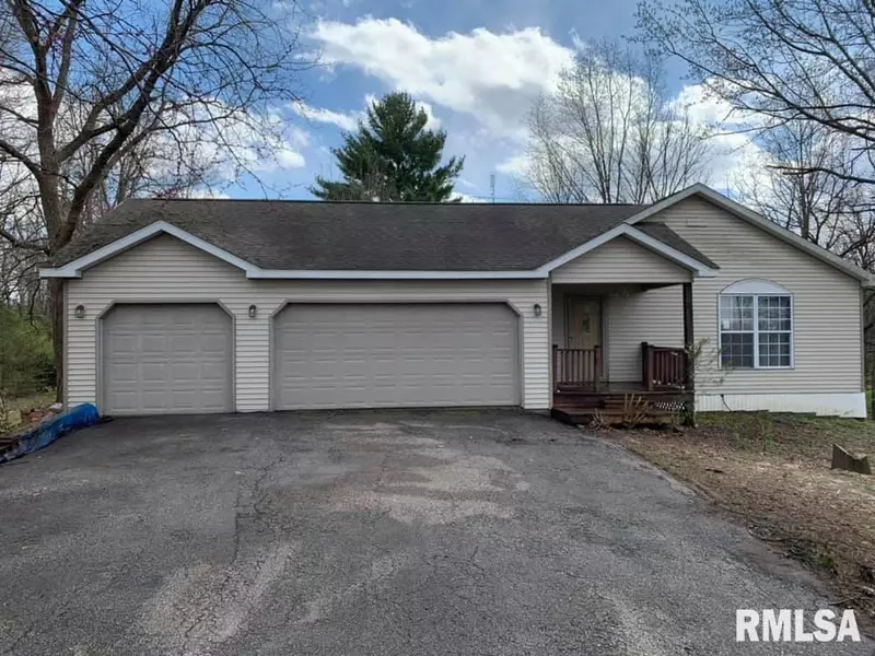 30341 Shipp LN, Girard, IL 62640