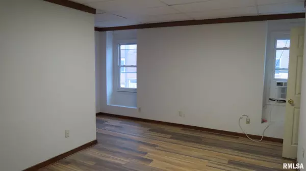 Duquoin, IL 62832,12 N DIVISION ST