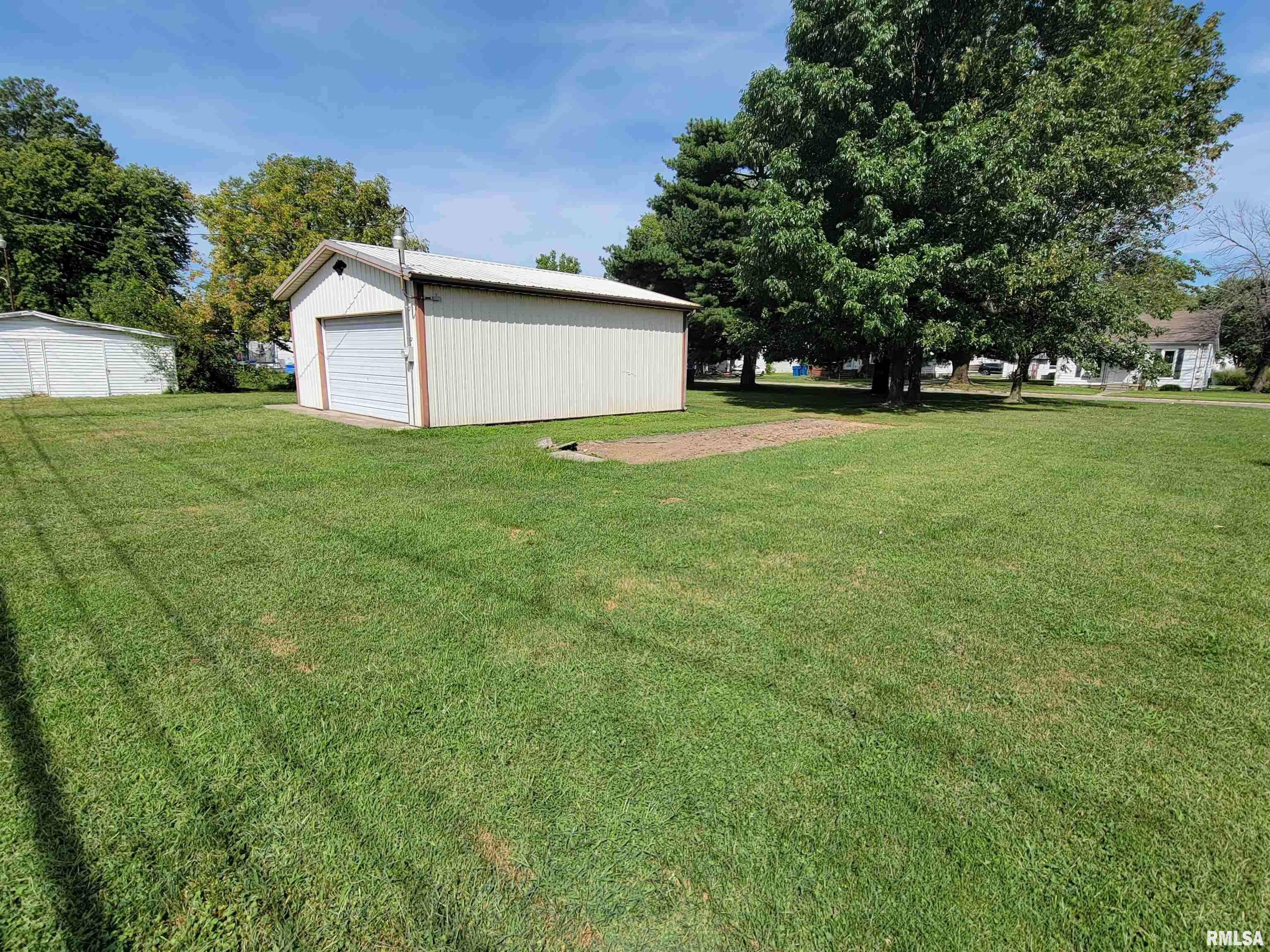 Flora, IL 62839,405 W 3RD ST