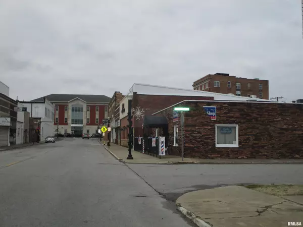 Benton, IL 62812,123 E MAIN ST