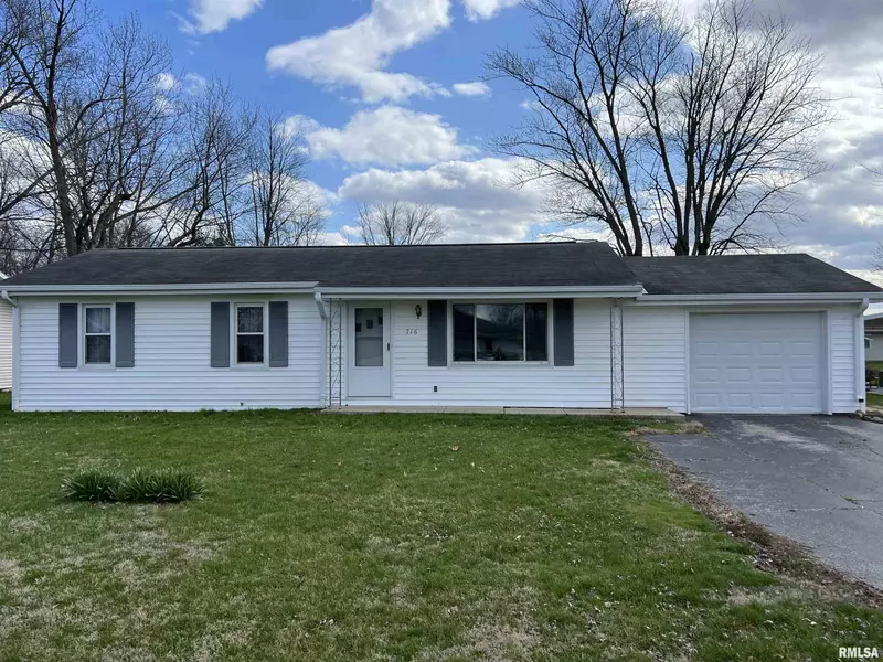 716 MEADOWS Street A, Altamont, IL 62411