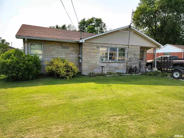 712 S WALNUT ST,  Clay City,  IL 62824