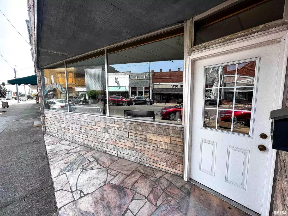 Flora, IL 62839,111 W NORTH AVE