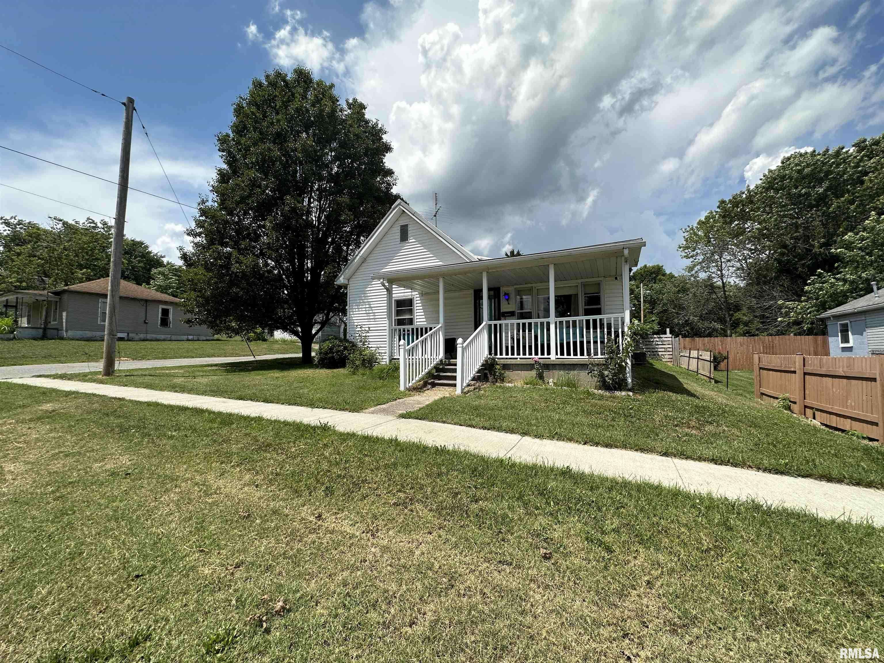 718 MAPLE ST, Carmi, IL 62821