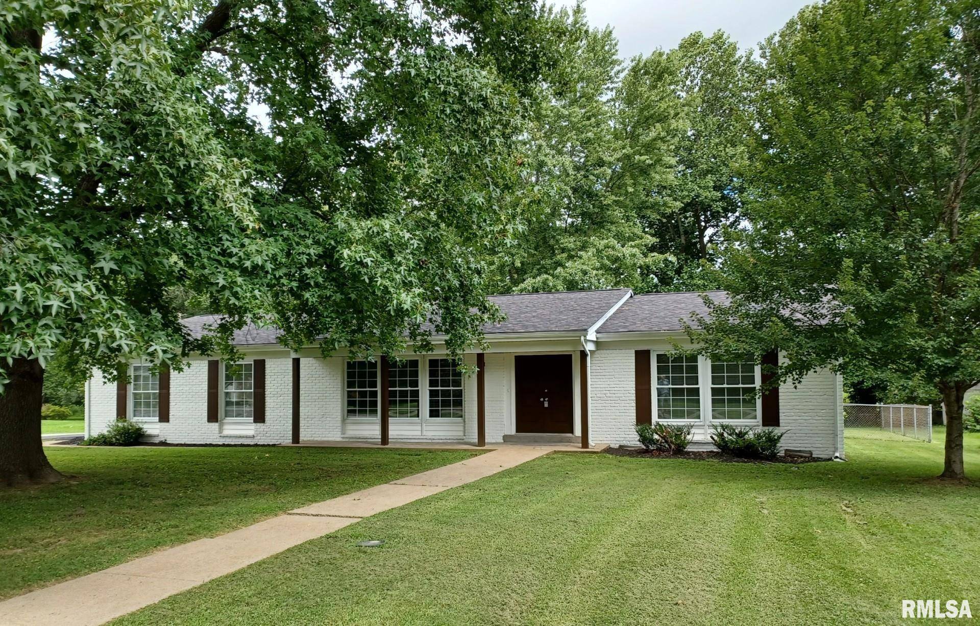 211 Westernaire DR, Marion, IL 62959