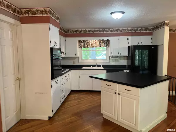 Murphysboro, IL 62966,27 REDBUD LN