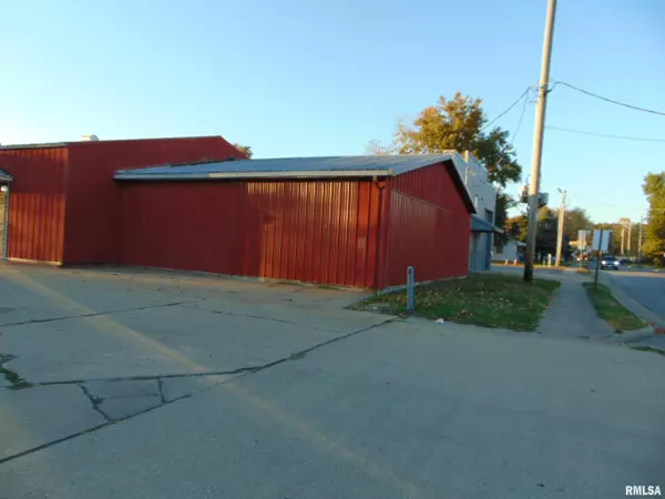 Duquoin, IL 62832,1 N HICKORY ST