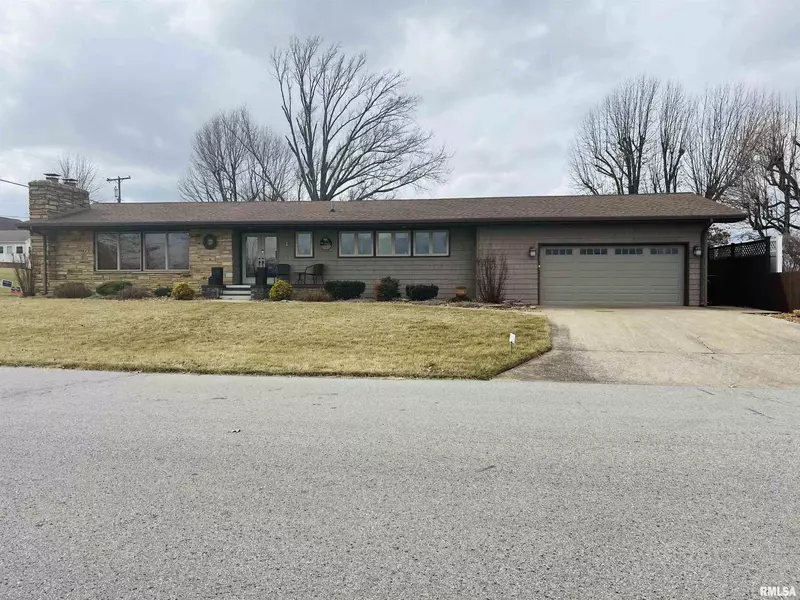 1 COUNTRY CLUB CT, Harrisburg, IL 62946