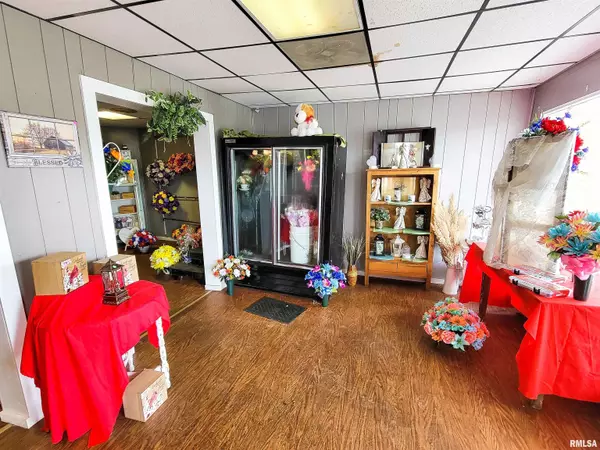 Flora, IL 62839,223 E NORTH AVE