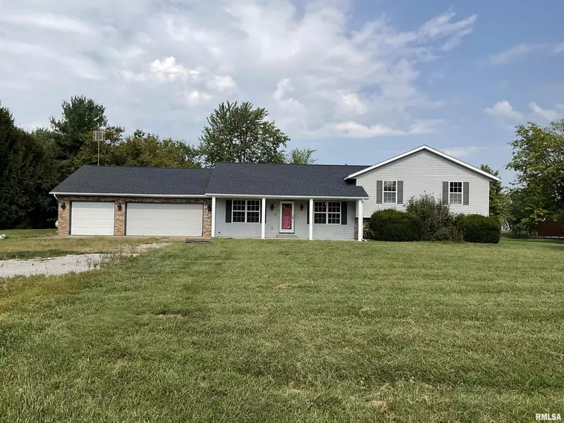 12 HICKORY ST, Nashville, IL 62263