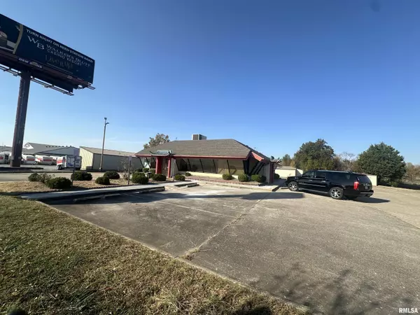 706 E PLAZA DR, Carterville, IL 62918