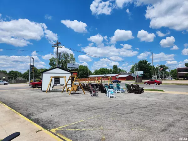 Duquoin, IL 62832,121 W MAIN ST