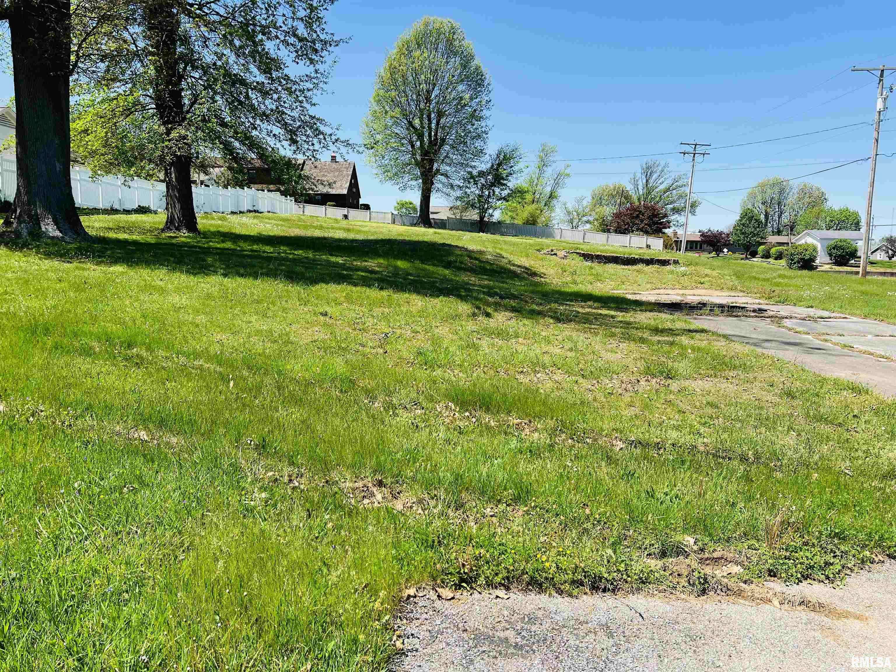 Harrisburg, IL 62946,301 COUNTRY CLUB LN