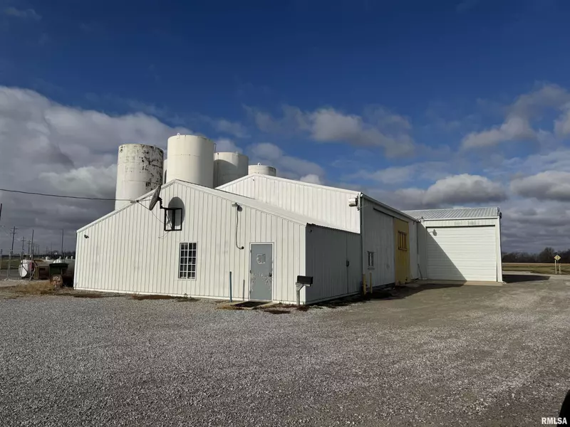1215 S OAK ST, Patoka, IL 62875