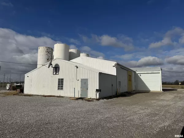 Patoka, IL 62875,1215 S OAK ST