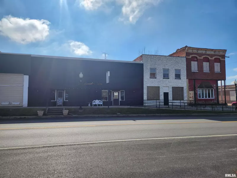 105 E FRANKLIN ST, Sesser, IL 62884