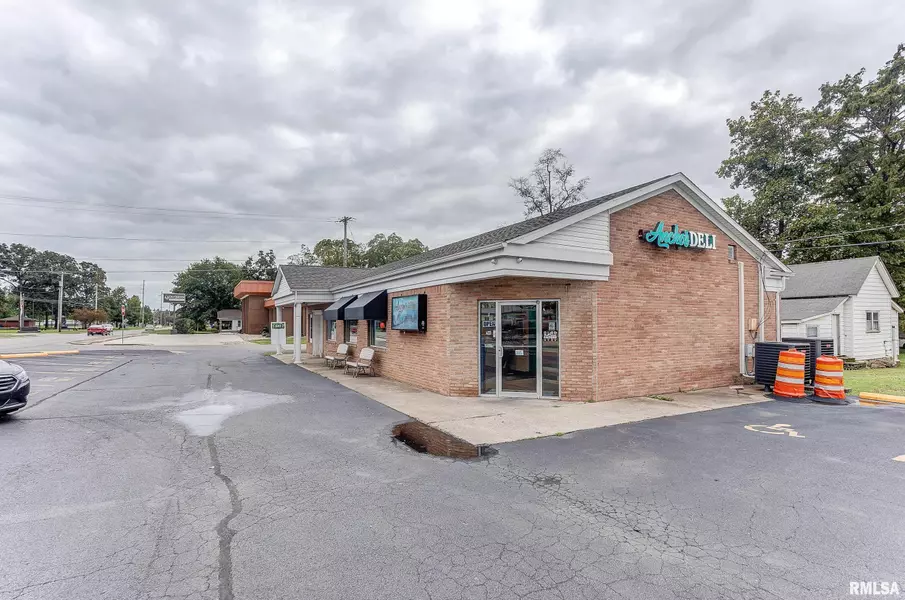 109 S PARK ST, Sesser, IL 62884