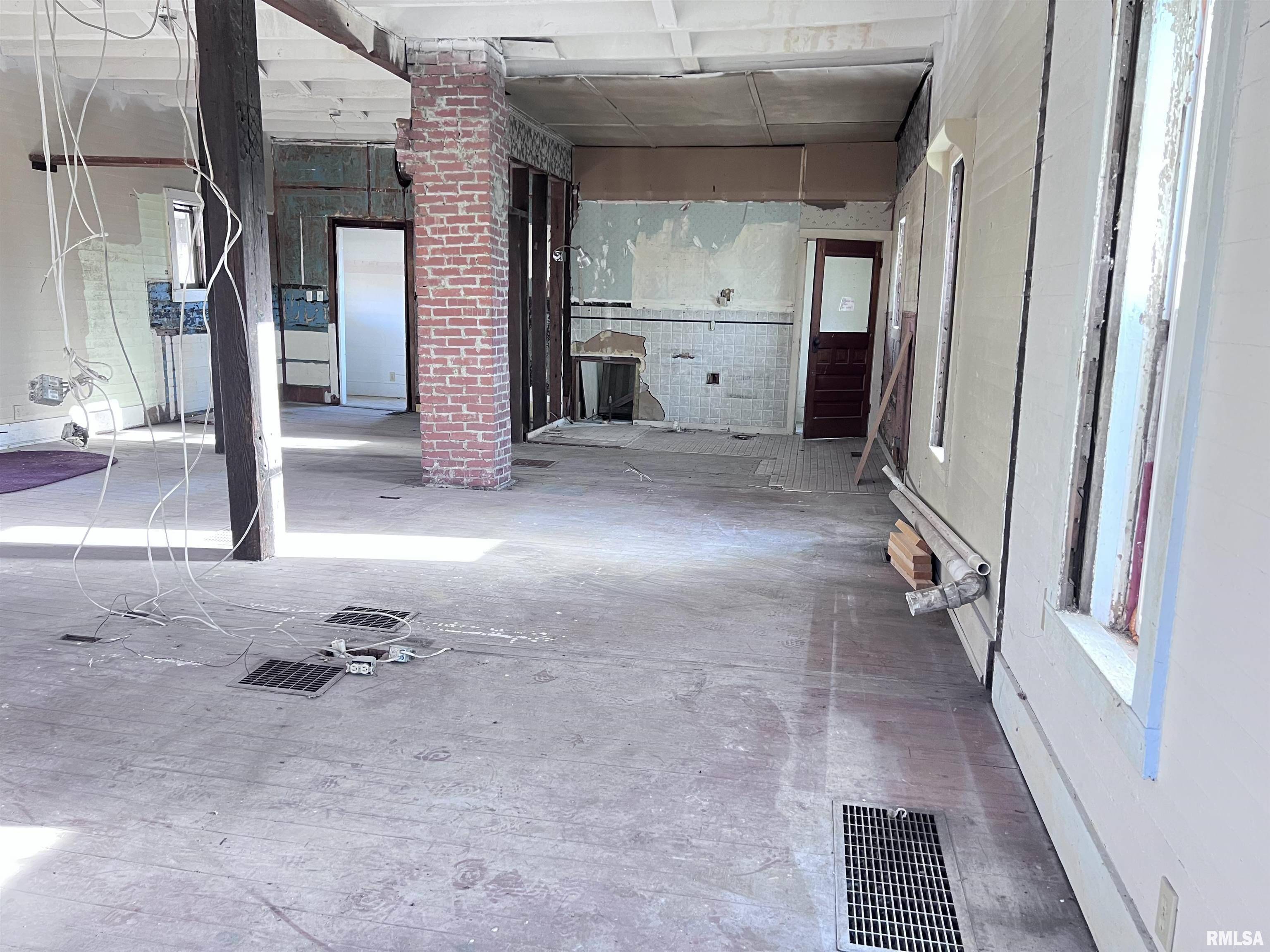 Alto Pass, IL 62905,105 E PINE ST