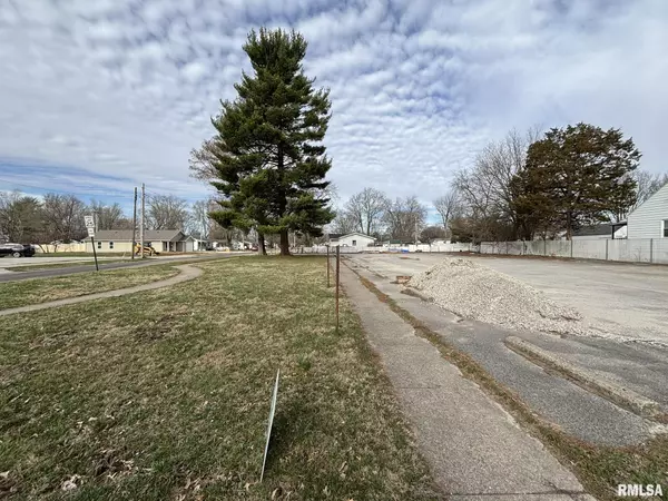 Lot 5 N COLLEGE AVE, Salem, IL 62881