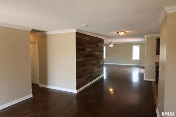 Carterville, IL 62918,914 VALLEY DR