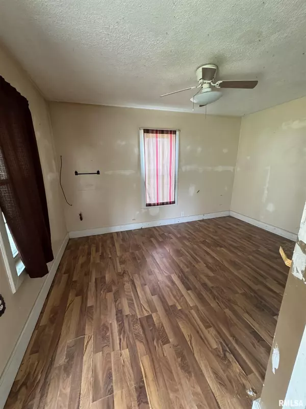 Duquoin, IL 62832,734 N DIVISION ST