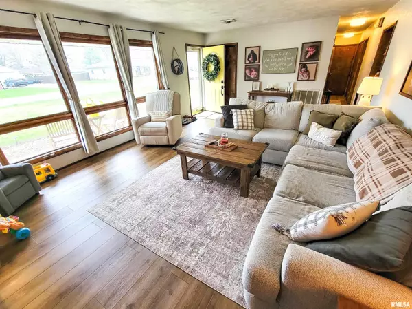 Flora, IL 62839,900 BIRCHWOOD AVE