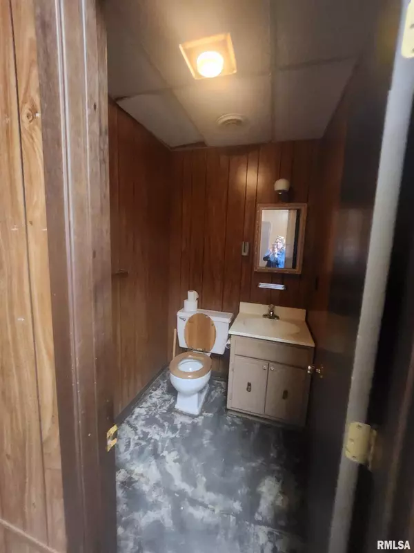 Duquoin, IL 62832,221 E MAIN ST