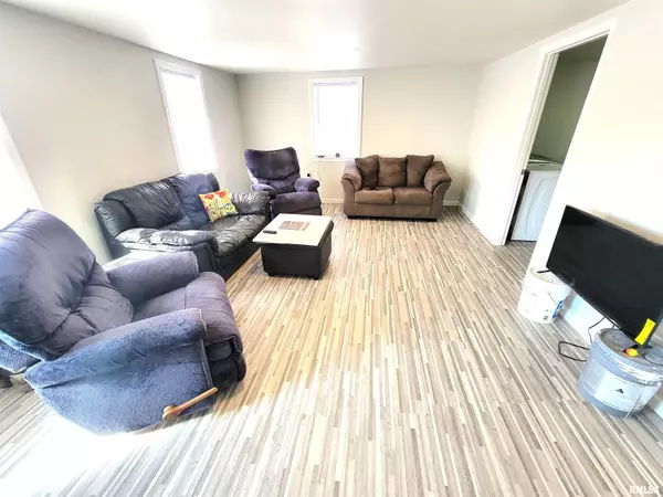 Flora, IL 62839,309 E WASHINGTON ST