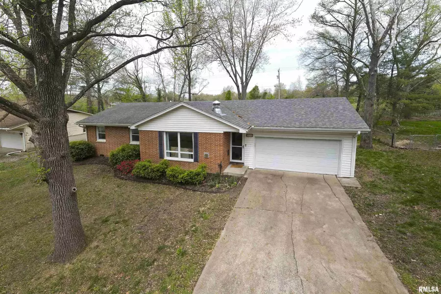 1516 E Gary DR, Carbondale, IL 62902