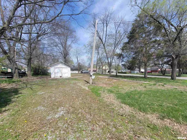 Flora, IL 62839,602 W 3RD ST