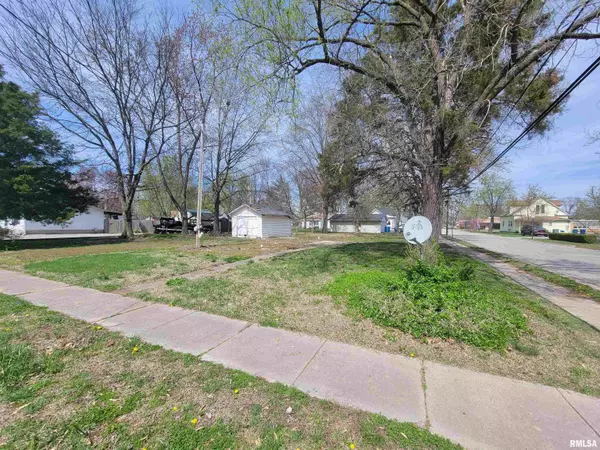 602 W 3RD ST, Flora, IL 62839