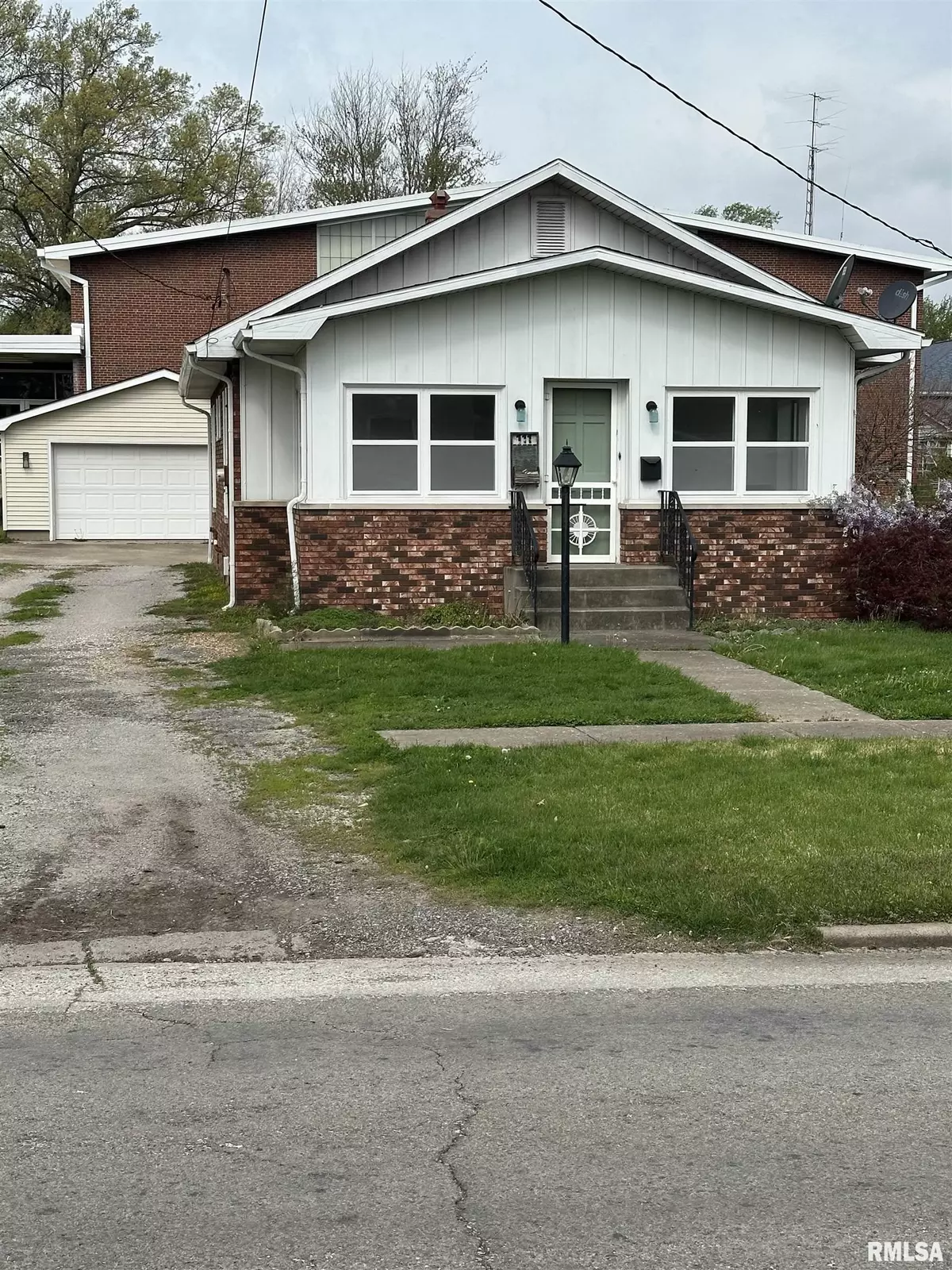 Duquoin, IL 62832,111 S Line ST