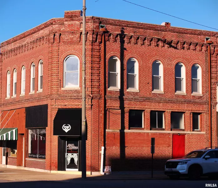100 N WASHINGTON ST, Salem, IL 62881