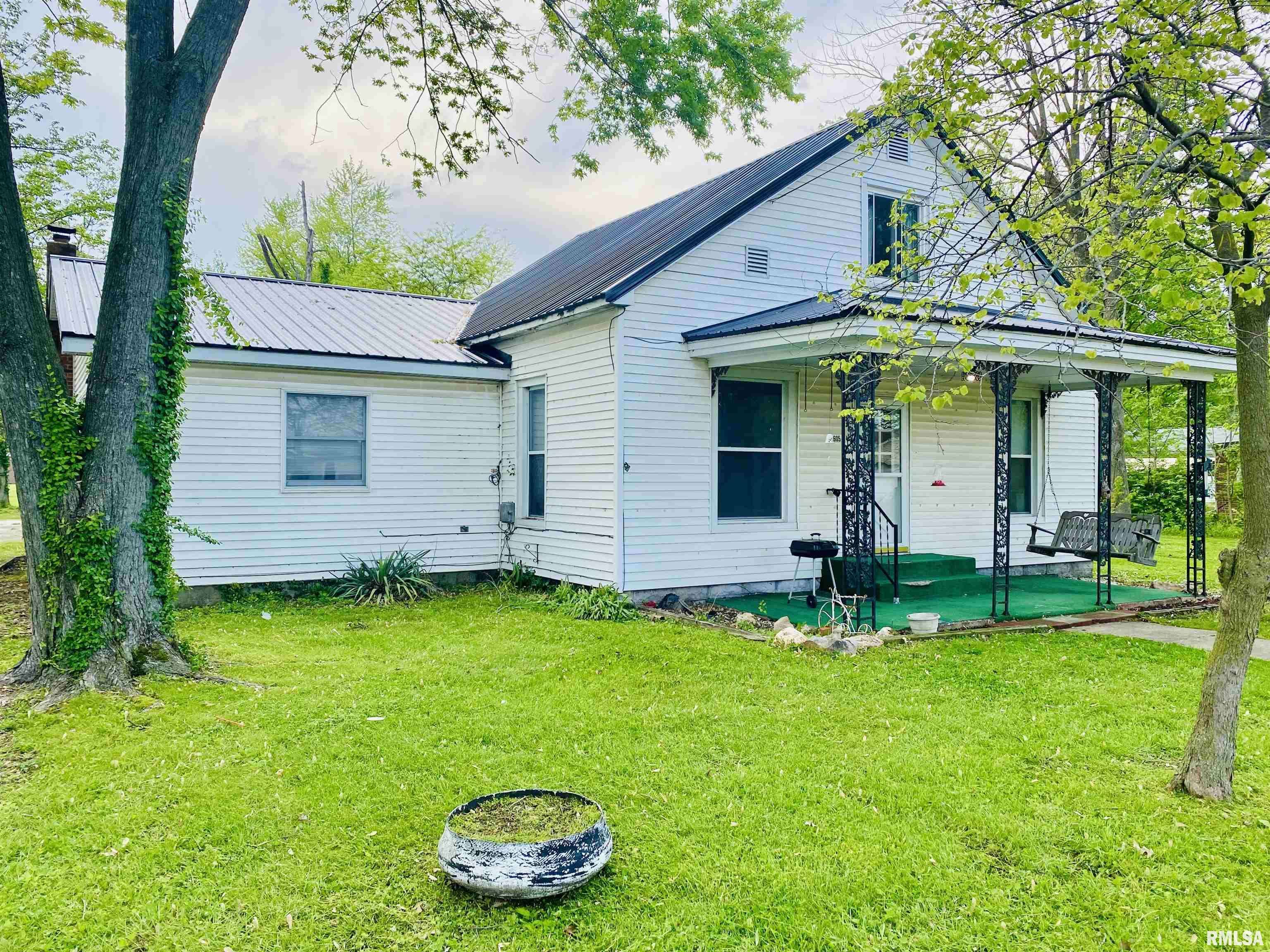 605 N CEDAR ST, Sandoval, IL 62801