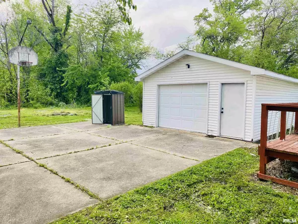 Sandoval, IL 62801,605 N CEDAR ST