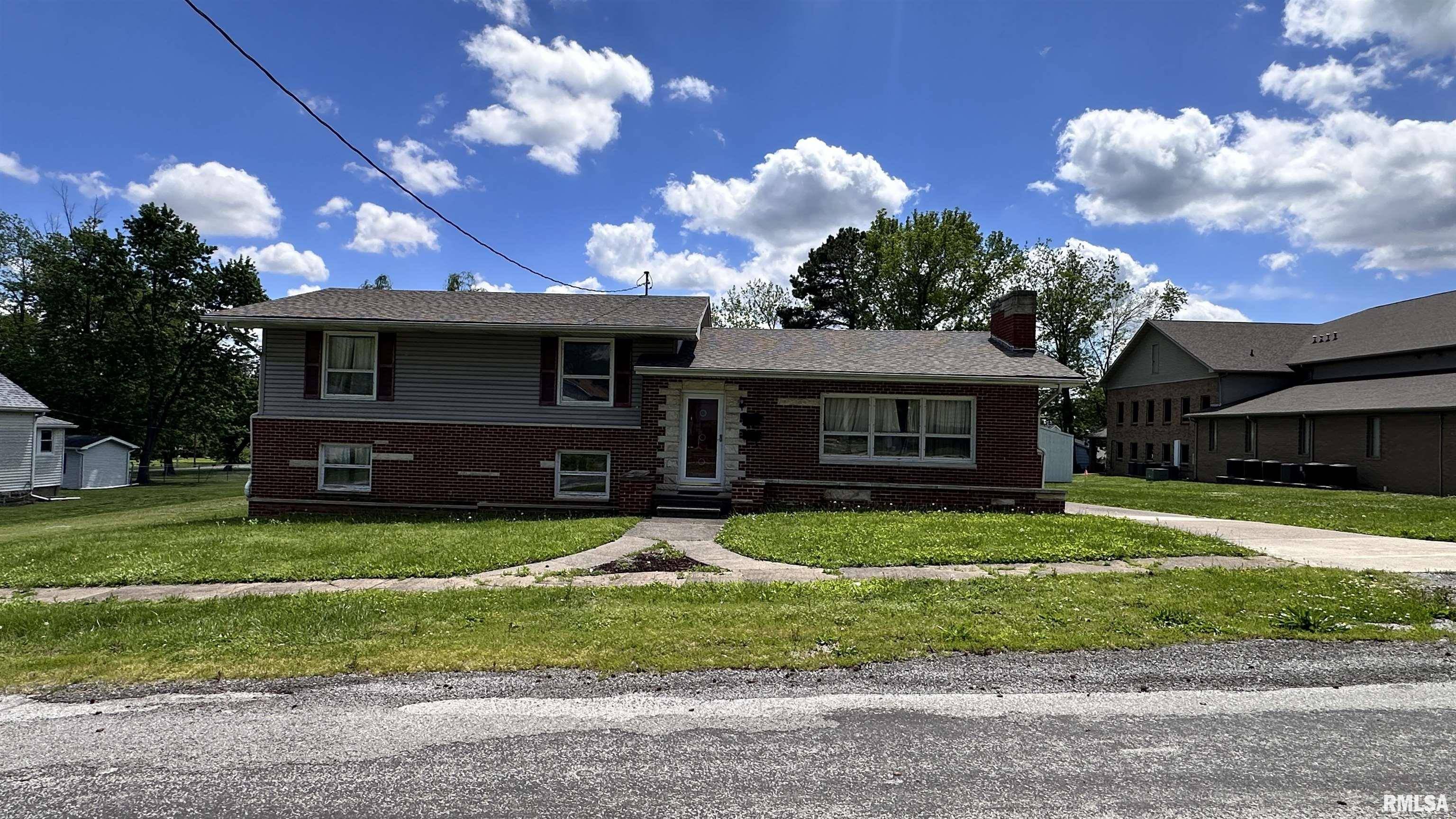 West Frankfort, IL 62896,1908 E OAK ST