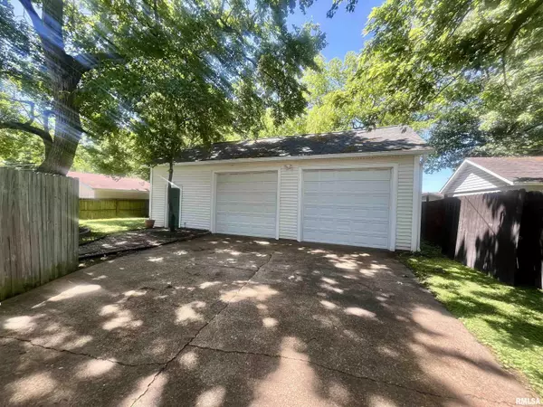 Metropolis, IL 62960,212 E 3RD ST