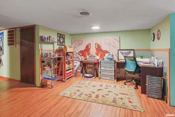 Johnston City, IL 62951,811 W 15TH ST