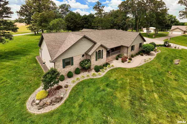 806 TWIN LAKES LN, Pinckneyville, IL 62274-1901