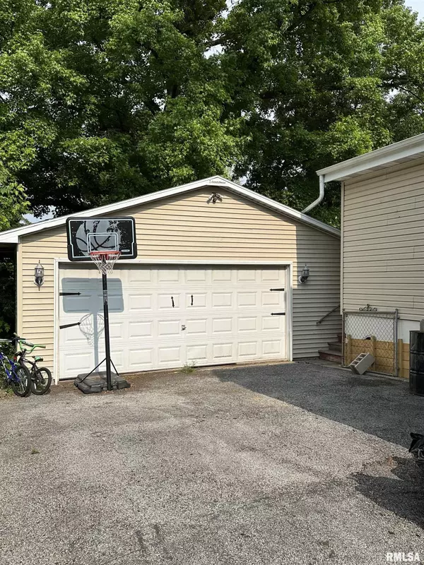 Duquoin, IL 62832-1204,517 N VINE ST