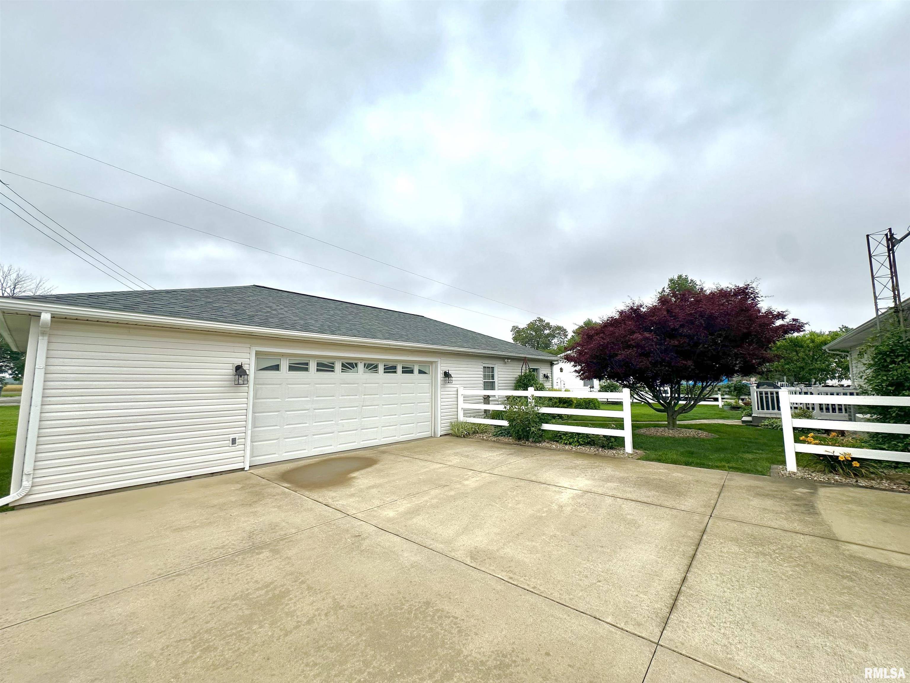 Hoffman, IL 62250,118 W 5TH ST