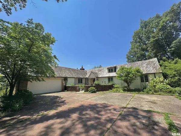 355 N LAKEVIEW DR, Salem, IL 62881