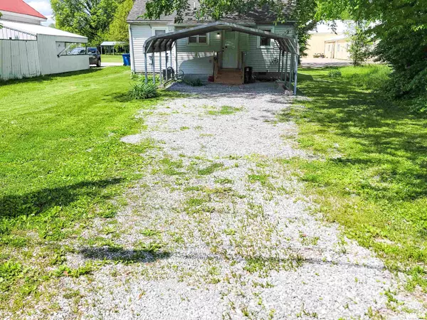 Flora, IL 62839,511 W 4TH ST