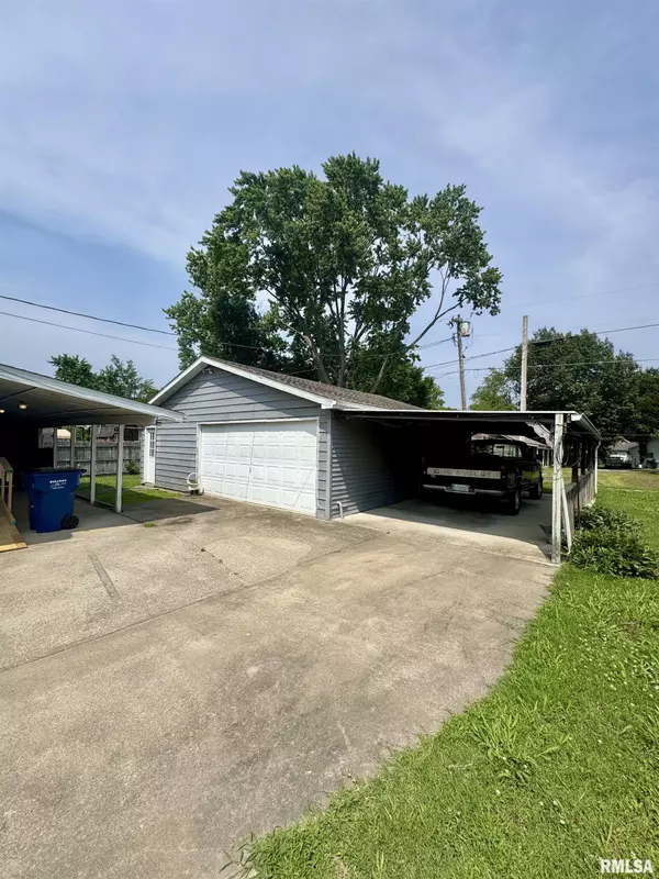 West Frankfort, IL 62896,606 N ORCHARD ST