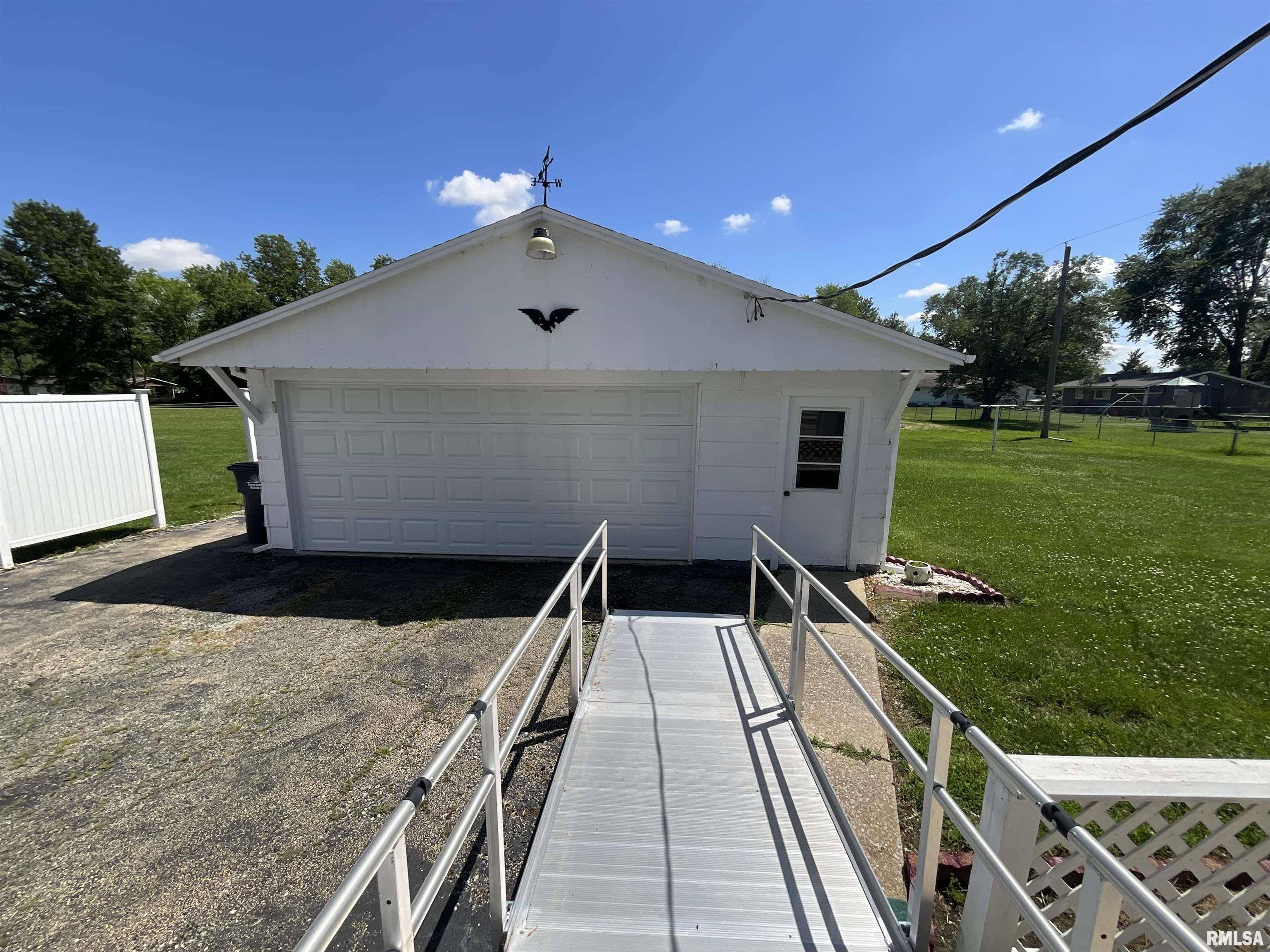 Salem, IL 62881,1205 W BENNETT ST