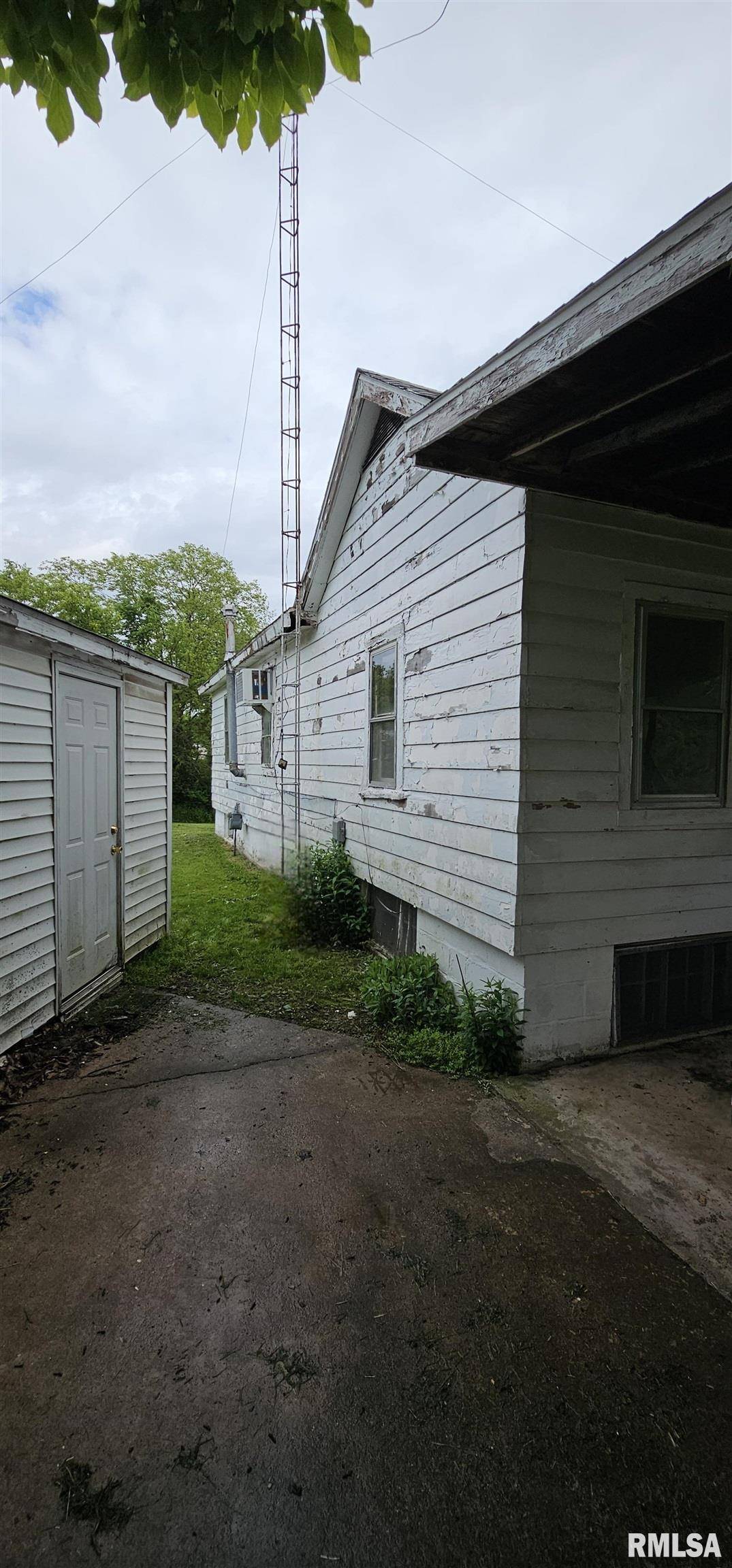 Salem, IL 62881,4801 Quail Run RD