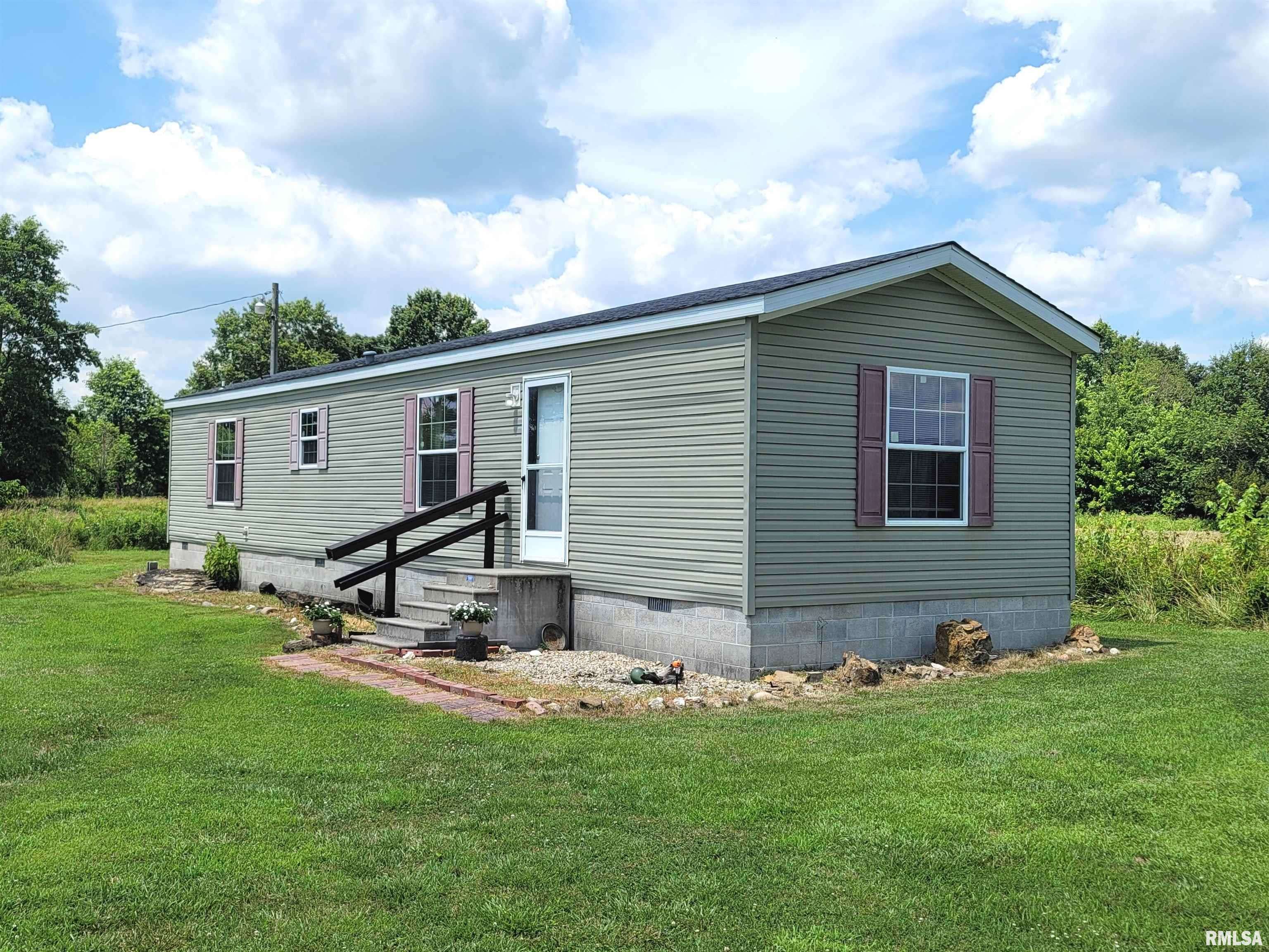9105 Burkett RD, Iuka, IL 62849
