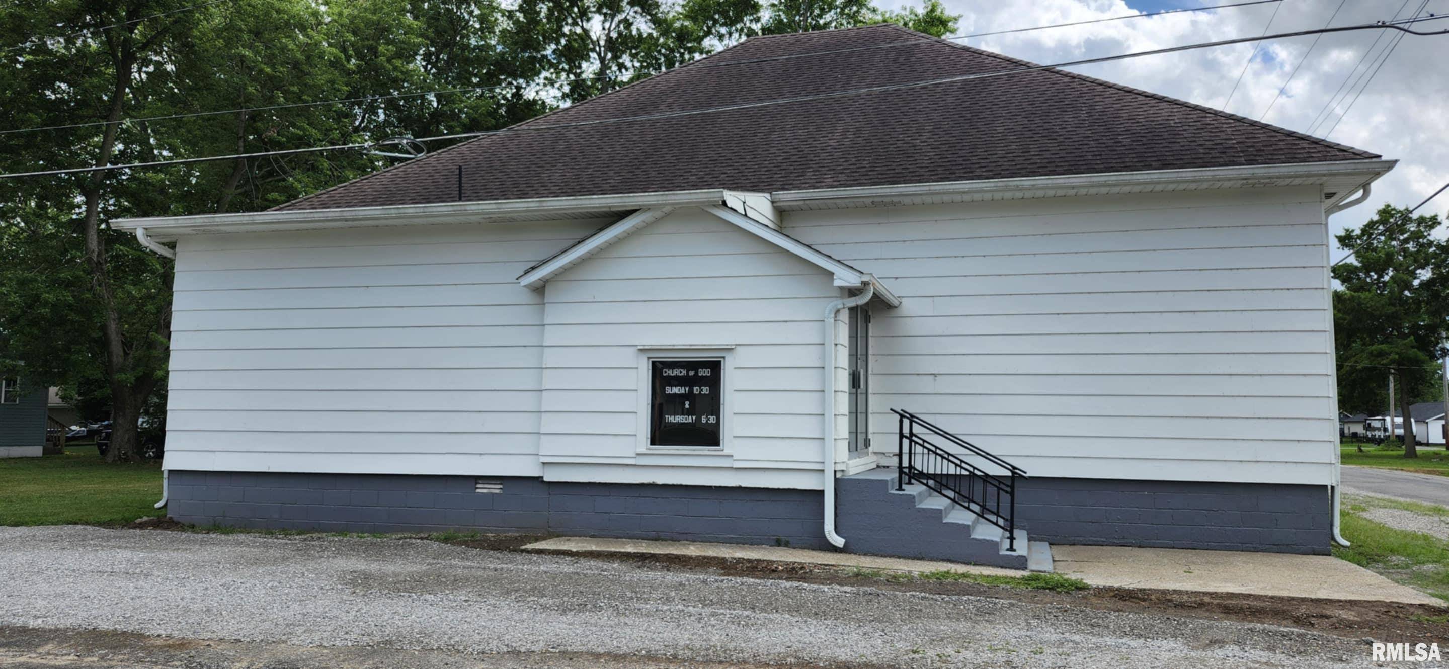 211 W Yung ST, Sesser, IL 62884