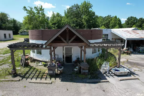 1401 E MAIN ST, Salem, IL 62881