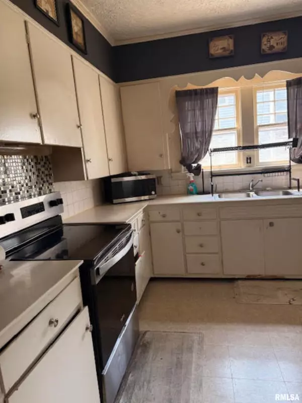 Harrisburg, IL 62946,210 W LINCOLN ST